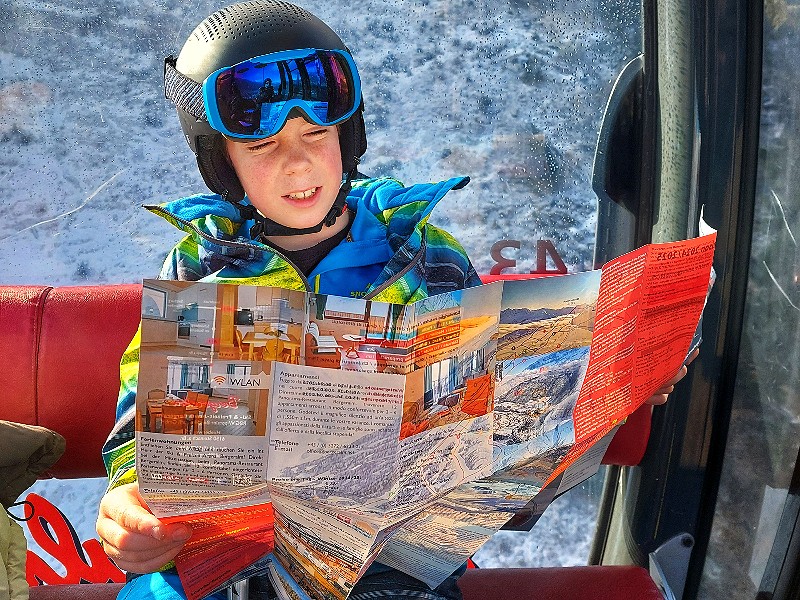 In de gondellift....even de skiroute uitstippelen!