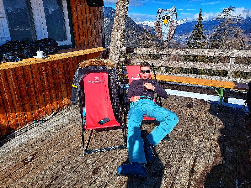 Lekker in het zonnetje op het terras van de paraplubar!