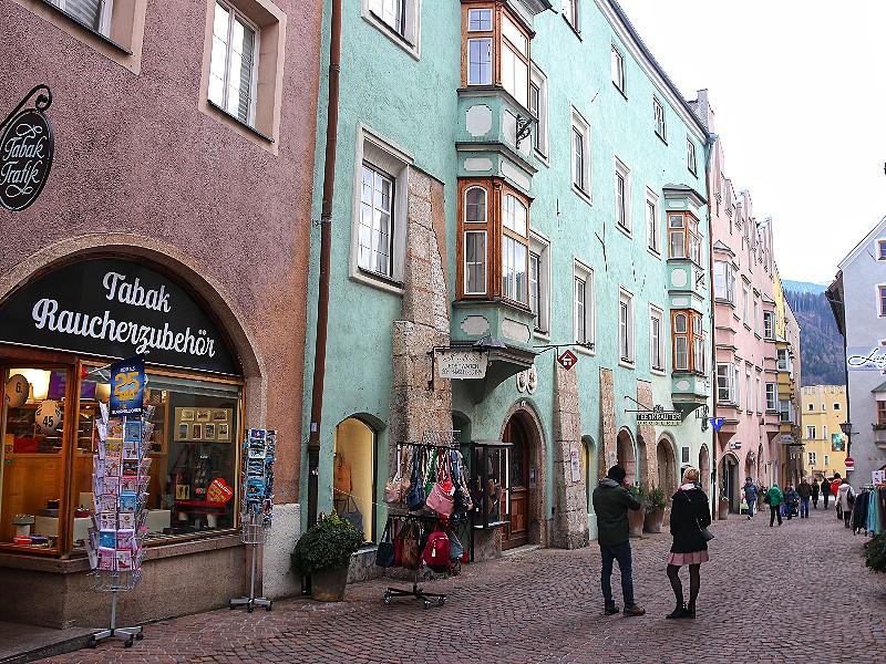 Veel leuke winkeltjes en restaurantjes in het mooie centrum van Hall in Tirol