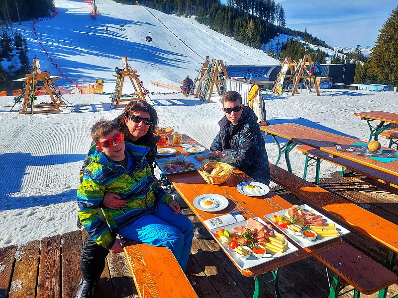 Uniek! Ontbijt op de piste, lekker in het zonnetje!
