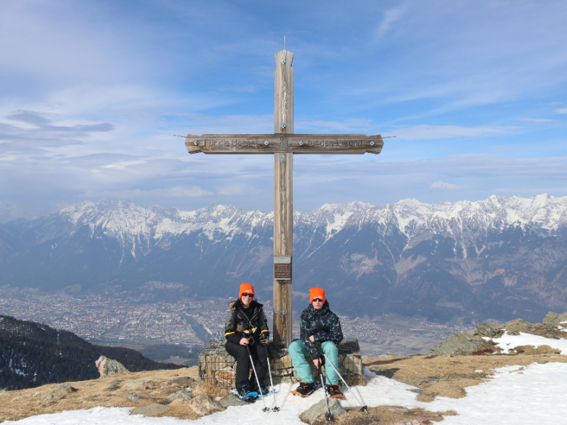 Sneeuwschoenwandelen naar het kruis op de berg