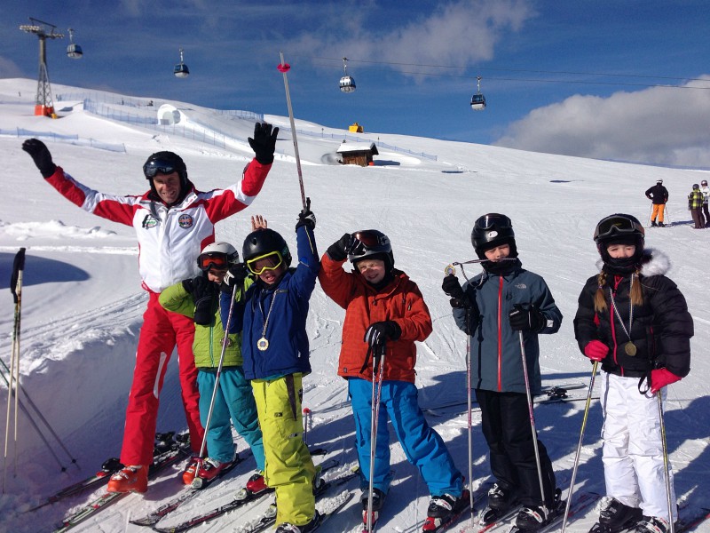 skileraar Georg met de kinderen op de skies