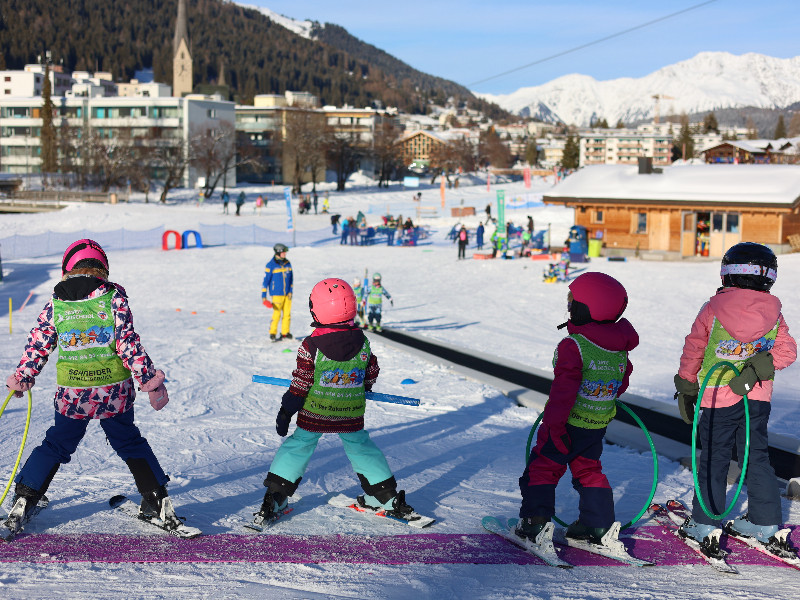 Kids op de oefenweide in Davos