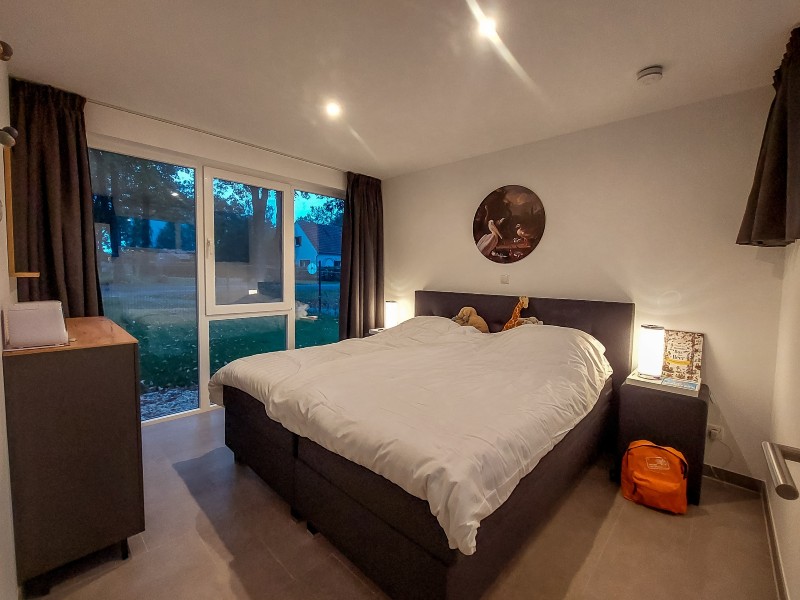 Een van de 2 mooie ruime slaapkamers
