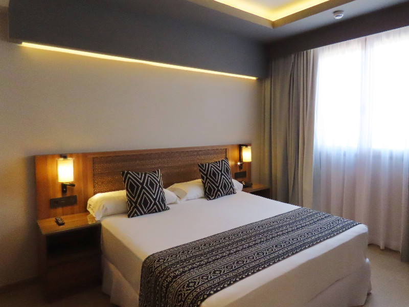 Slaapkamer ouders van de familiekamer bij RIU Palace Santa Maria op Sal, Kaapverdië