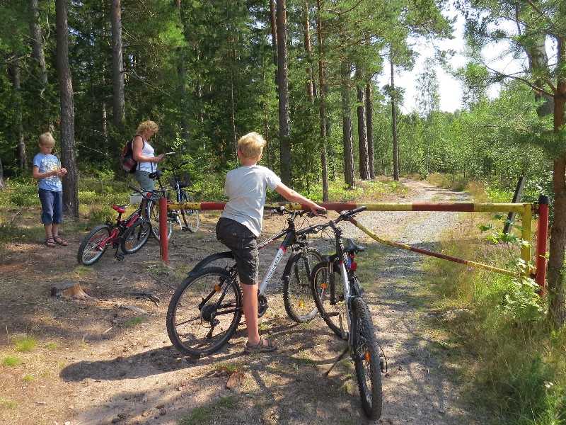 Is achter deze slagboom de wereld weer bewoond?