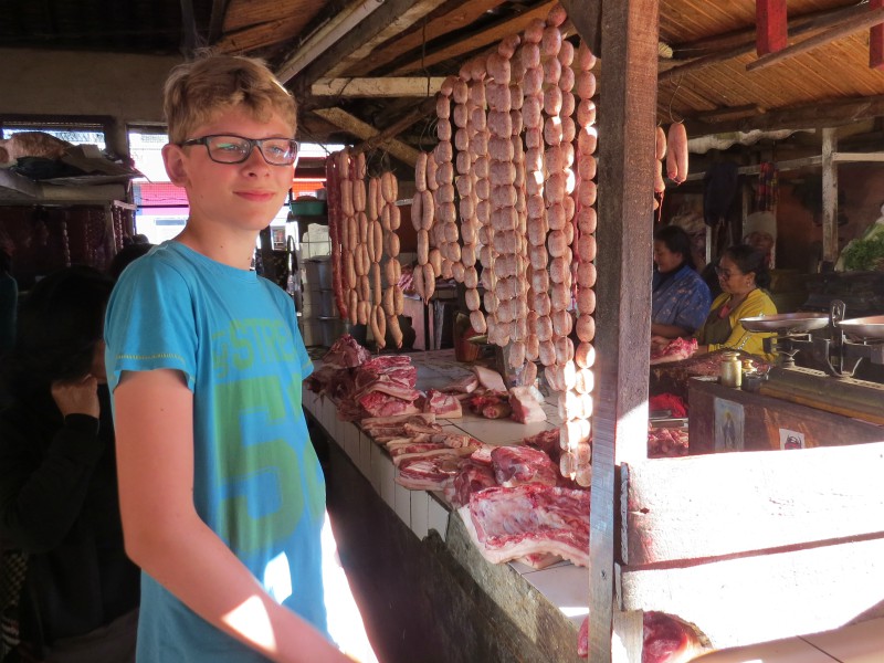 Een slager op de markt in Antsirabe