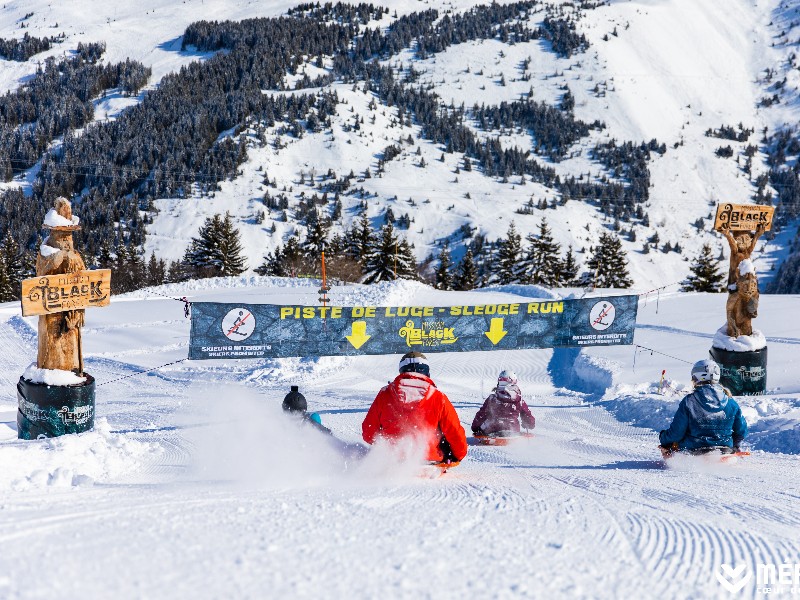 Een gezin aan het sleeën op het parcour van het Black Forest in Méribel. Fotocredit: Méribel Tourisme Een gezin aan het sleeën op het parcour van het Black Forest in Méribel. Fotocredit: Méribel Tourisme