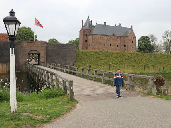 De zoon van Cindy bij Slot Loevestein in Gelderland