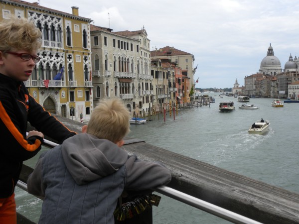 Zeb en Tycho op één van de bruggen in Venetië