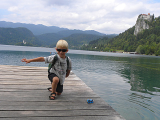 Tycho spettert ons nat bij het meer van Bled