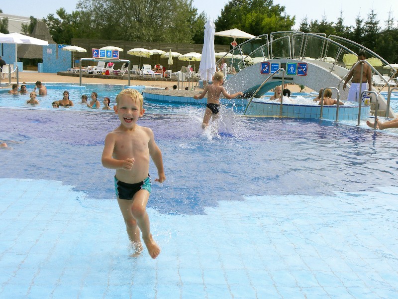 Tycho in het zwembad bij onze camping in Slovenië