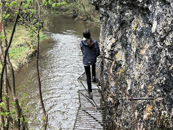 Wandelen over een ijzeren pad langs de rotsen in Slowakije