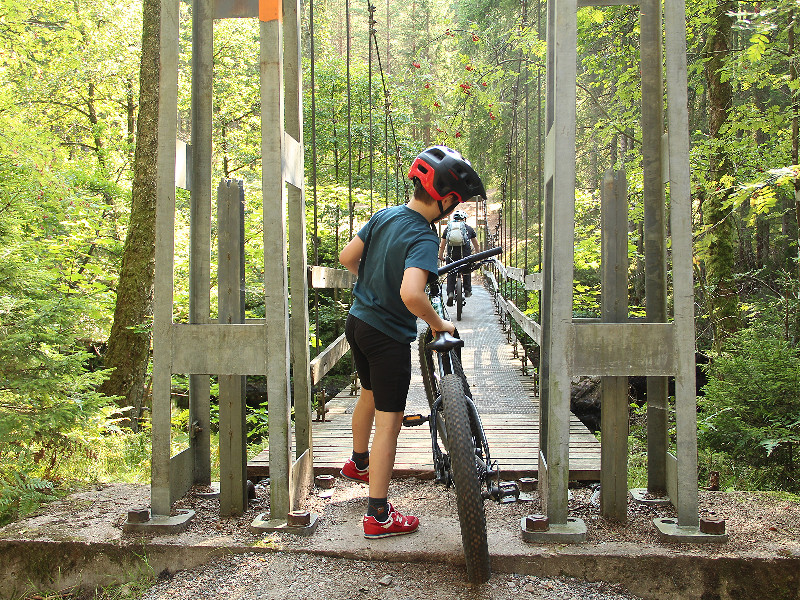 Ciske voor de brug met zijn mountainbike