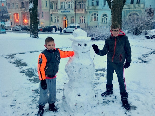 We bouwen een sneeuwpop in het parkje in Jachymov