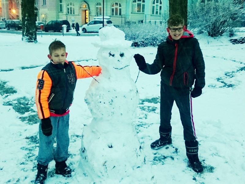 We bouwen een sneeuwpop in Jachymov