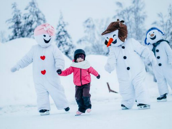 Schaatsen met sneeuwpop in Santa Claus Village