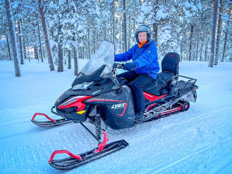 Patrick op de sneeuwscooter in Stöten