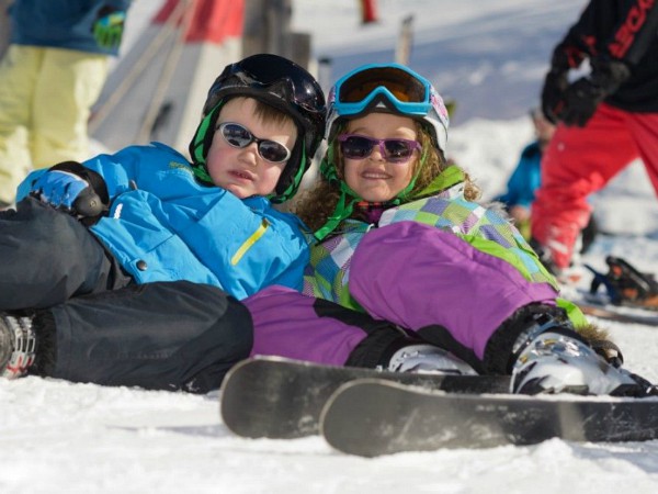 Kids languit in de sneeuw