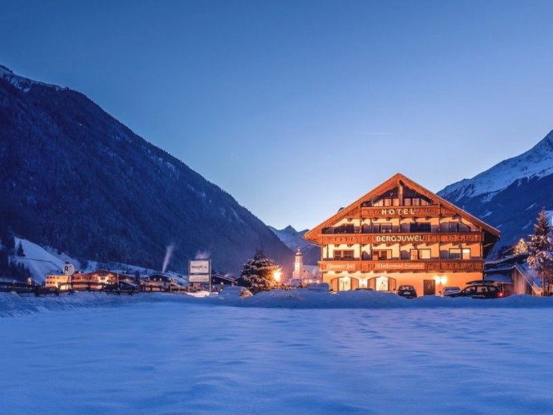 Het mooie bergjuwel hotel in het kindvriendelijke Stubaital, Tirol. Via Snowtrex kun je hier een kamer voor maximaal 5 personen boeken