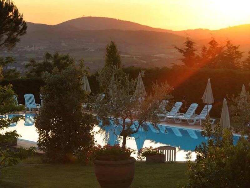 Zonsondergang bij zwembad met uitzicht in Toscane