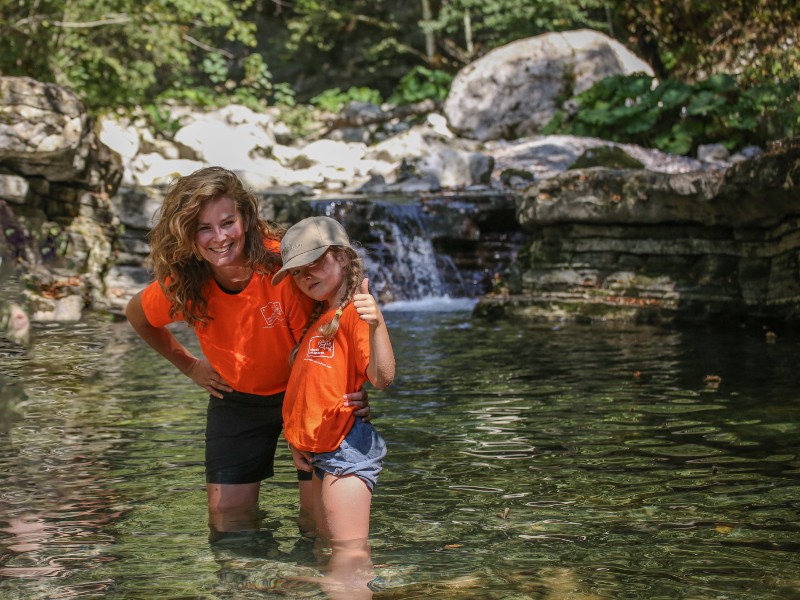 Elisabeth en haar dochter tijdens de wandeling richting de Kozjak waterval in de Soca Vallei