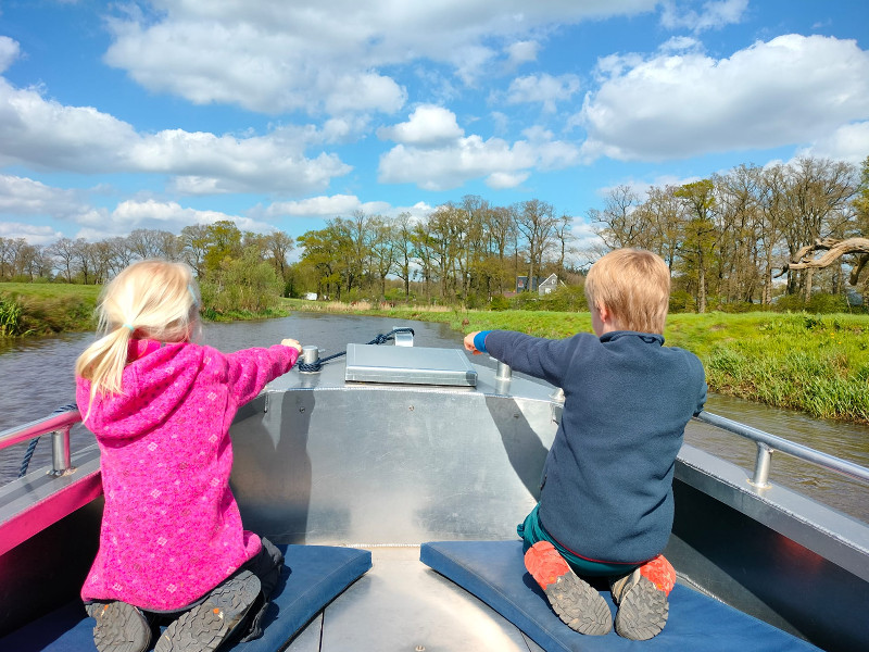 Bootje varen over de Regge