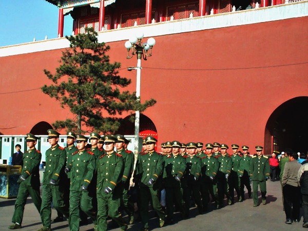 Soldaten marcheren bij de Verboden Stad in Peking