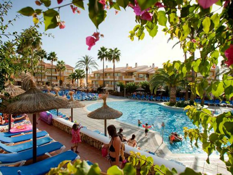 Een van de zwembaden bij het babyvriendelijke hotel Son Bou op Menorca in Spanje.