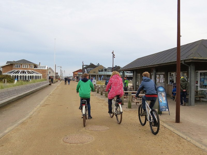 Fietsend over de boulevard van Søndervig