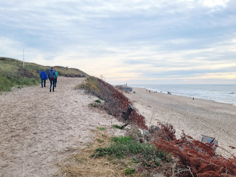 Wandelen langs het strand van Sondervig