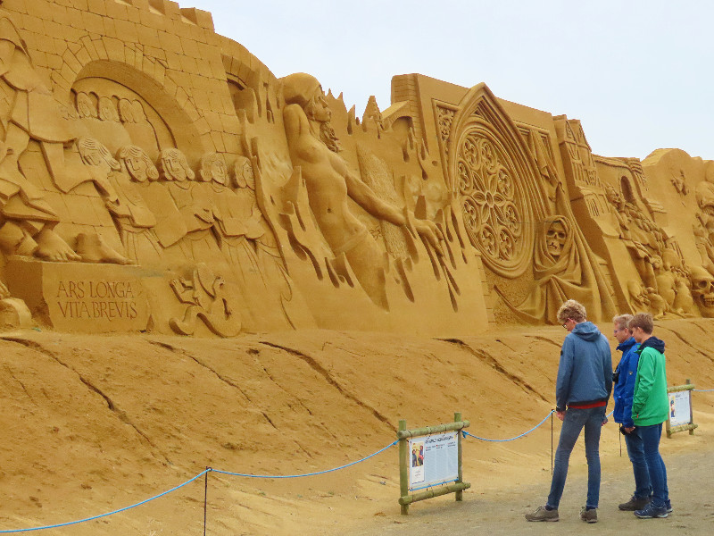 We bekijken de zandsculpturen in Sondervig