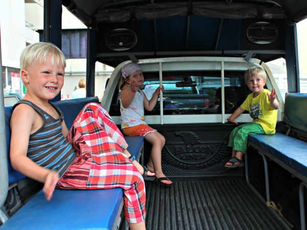 Kinderen in een Thaise Songthaew
