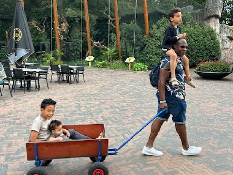 Jeffrey met de kinderen tijdens ons bezoek aan Ouwehands Dierenpark