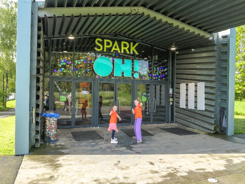 De kids van Bianca bij de ingang van wetenschapsmuseum SparkOH! in Henegouwen