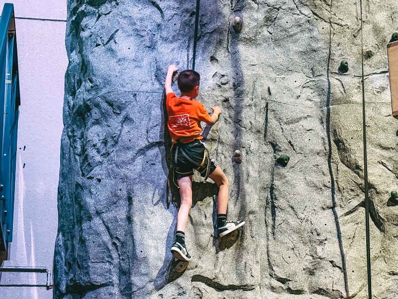 Seppe is aan het klimmen op de wand