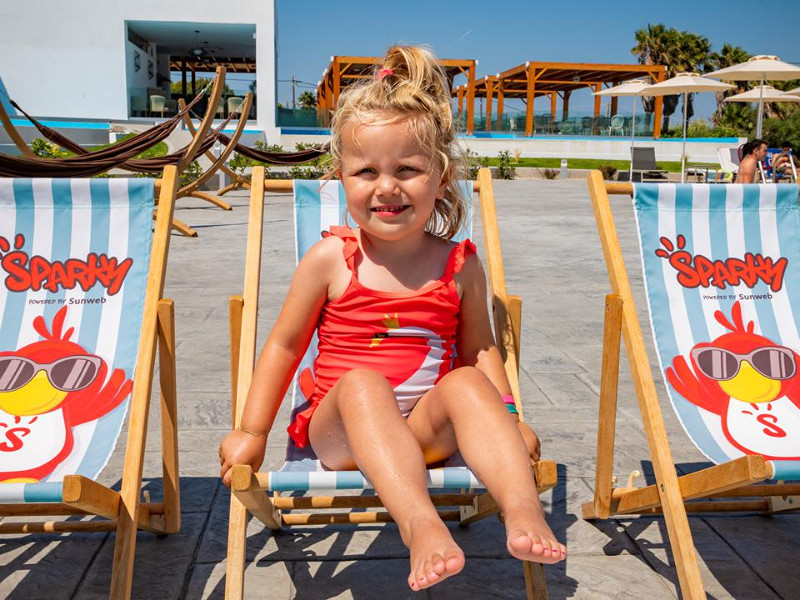 Kindje in zonnestoel bij de Nederlandse kidsclub Sparky