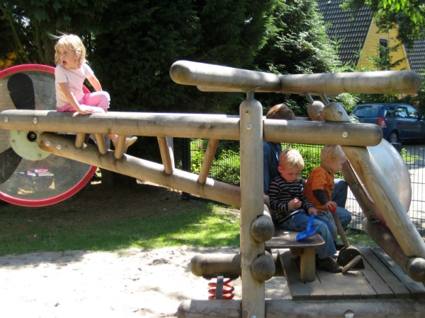 Speel-helicopter in speeltuin van de Katjeskelder