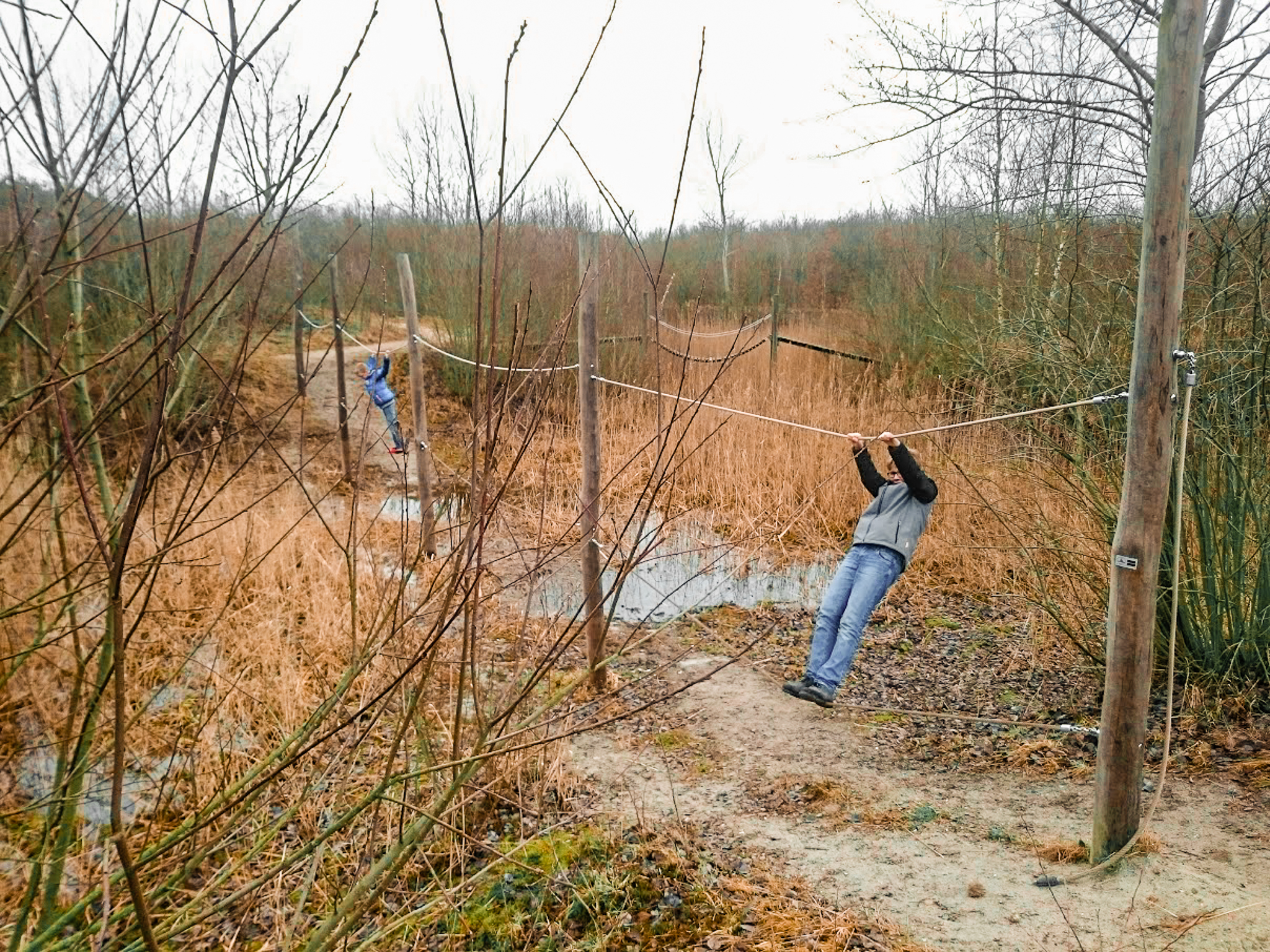 De jongens van Sabine vermaakten zich opperbest tijdens het klimmen en klauteren langs het Avonturenpad Dirk Drift in Limburg