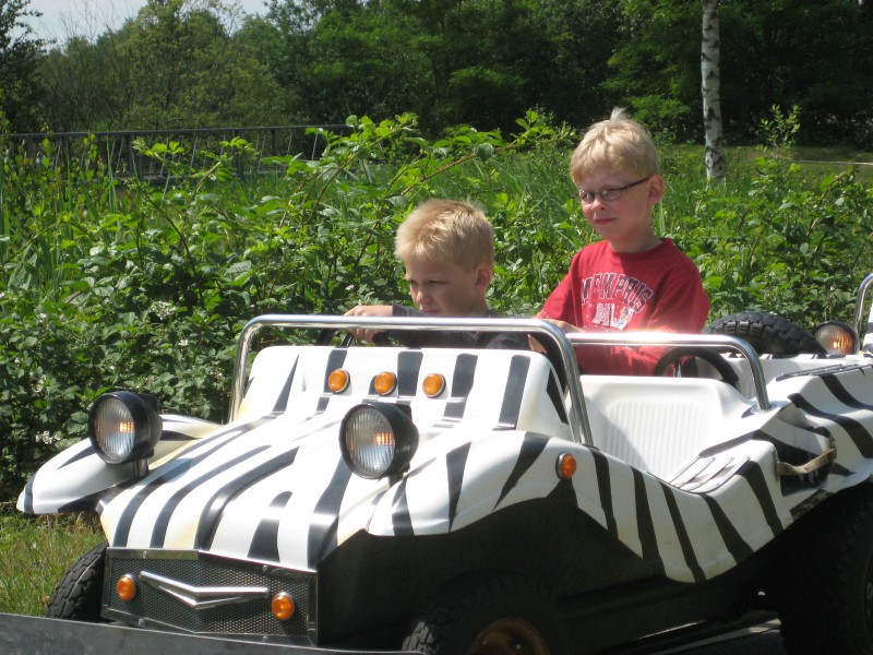 Rijden in de auto bij Speelland Beekse Bergen