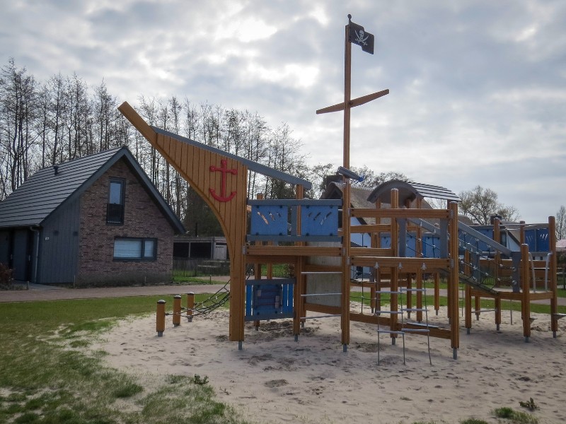 Speelschip in de speeltuin tussen de vakantiehuizen