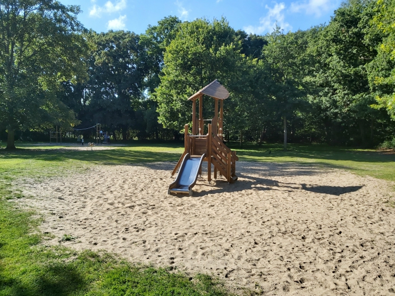 Speeltoestellen in het speelbos in het Panbos, Katwijk