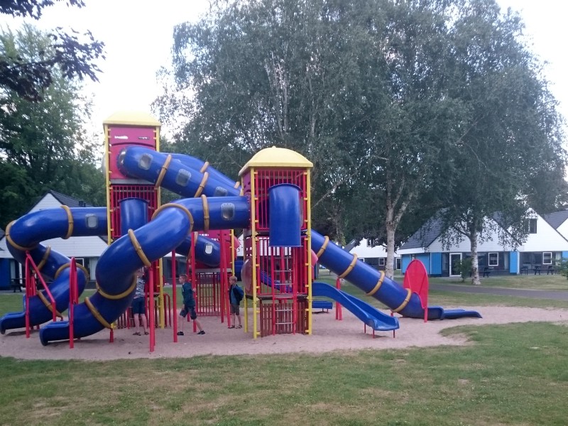 Speeltoestel tussen de vakantiehuizen in Walibi Village
