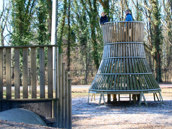 Eén van de vele speeltuintjes in de bossen