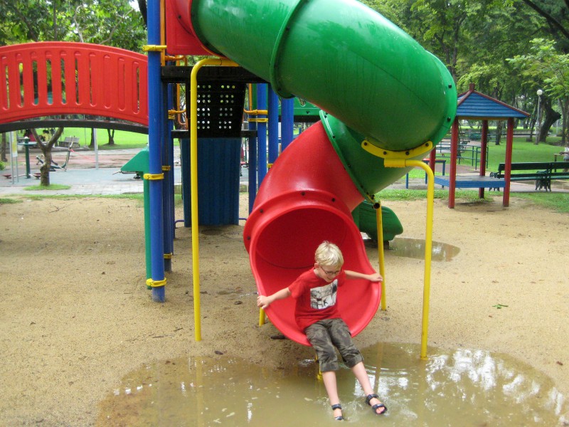 De glijbaan eindigt in een plas, LOL!