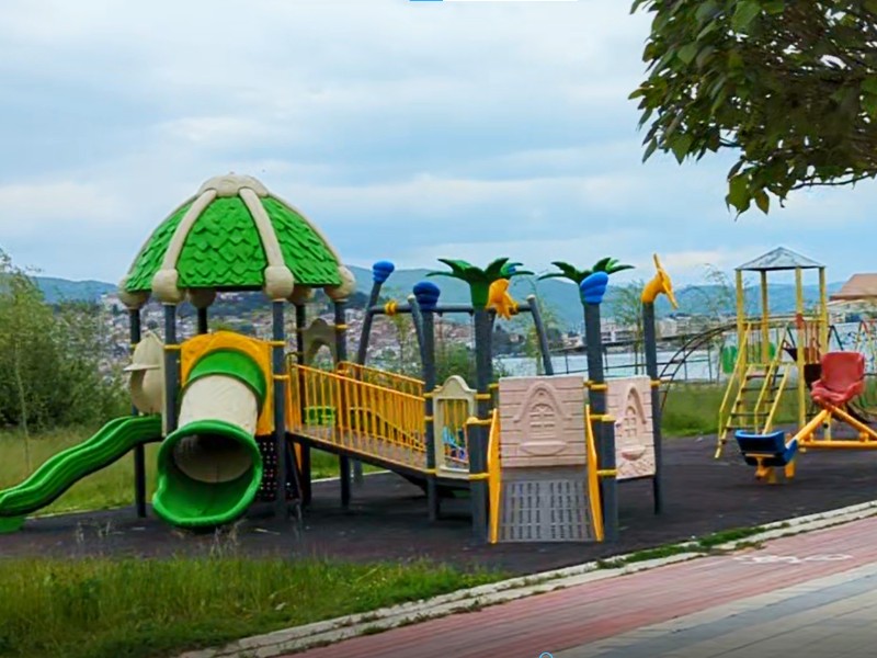 Eén van de speeltuintjes langs het meer van Ohrid