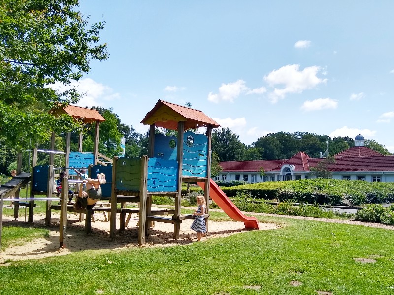 De speeltuin achter het centrumgebouw