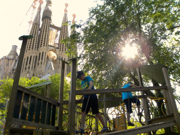 Onze jongens in de speeltuin bij de Sagrada Familia