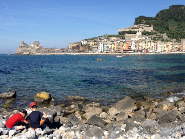 De Bloemenrivièra loopt van Frankrijk tot Toscane. Hier vind mooie stranden, betoverende dorpjes, en ruige rotswanden voor kinderen om te beklimmen