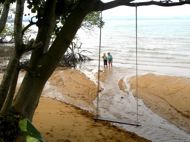 Zeb en Tycho spelen op het strand op Koh Chang